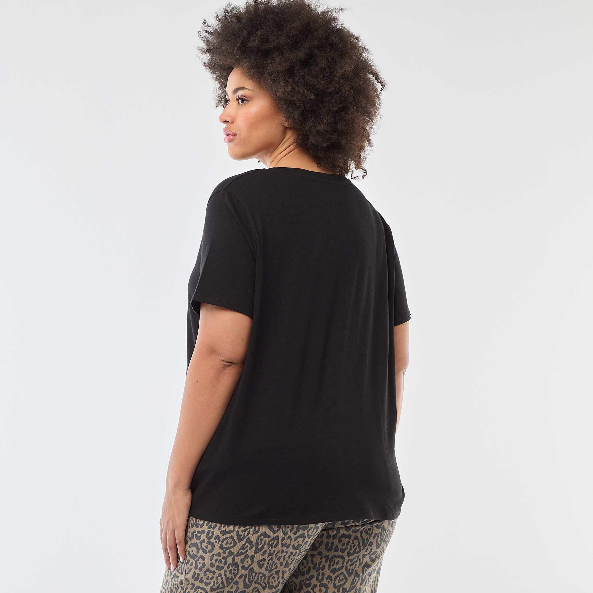 Basic V-neck Short-Sleeve T-shirt BLACK - Image 4