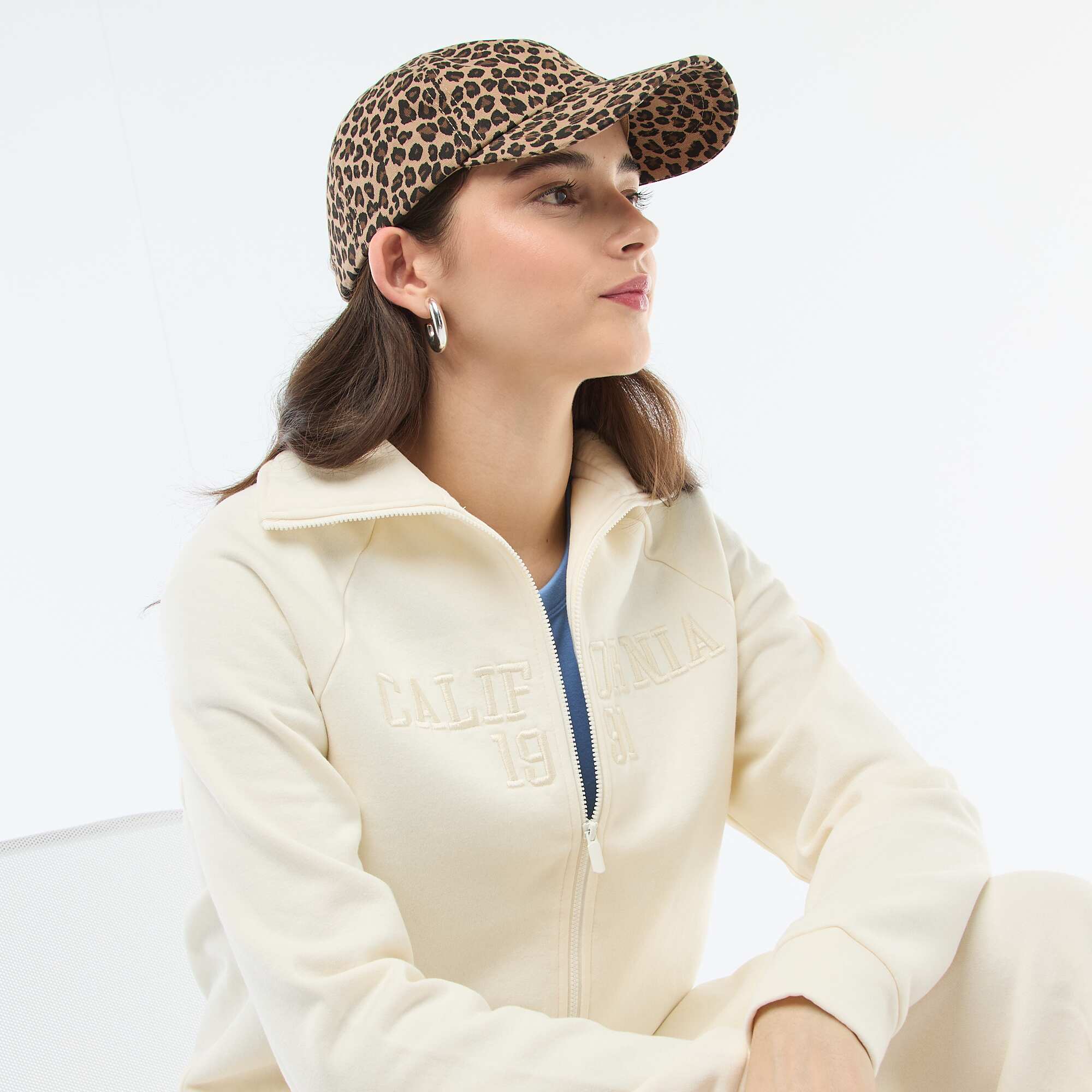 Embroidered Slogan Cropped Zip-Up Sweatshirt BEIGE - Image 3