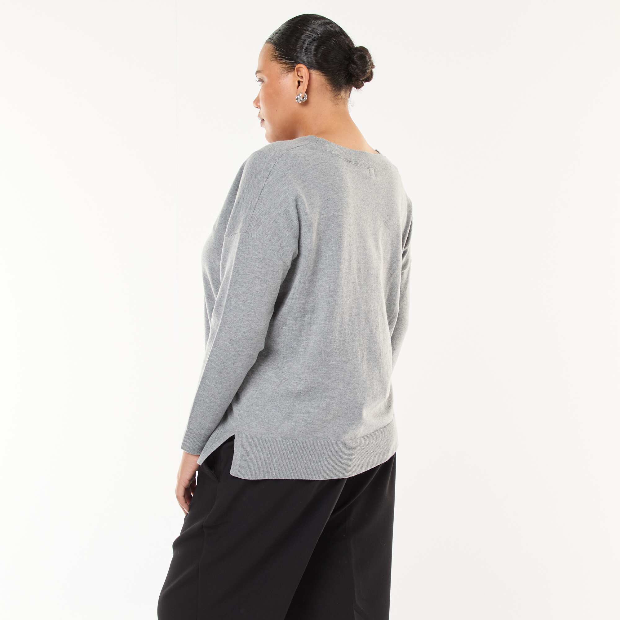 Fine Knit V-Neck Sweater GREY - Image 3