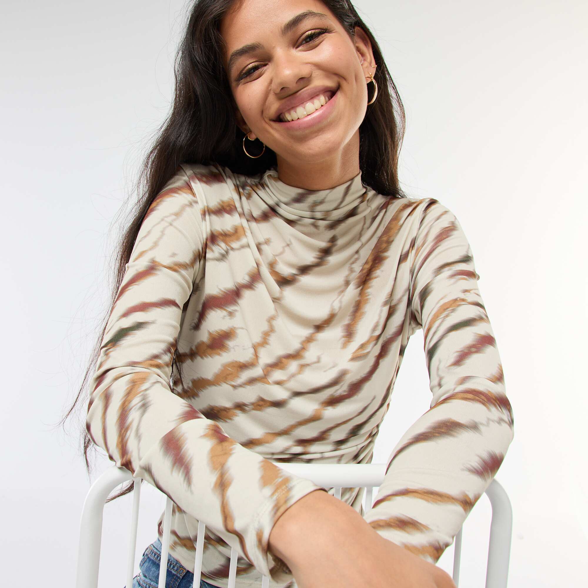Flowy High-Neck T-shirt with Print BEIGE - Image 5