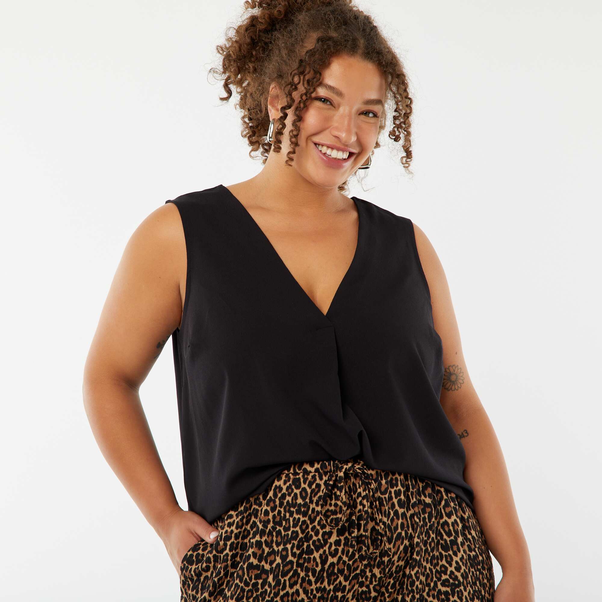 Plain blouse with decorative stitching on the collar BLACK - Image 3