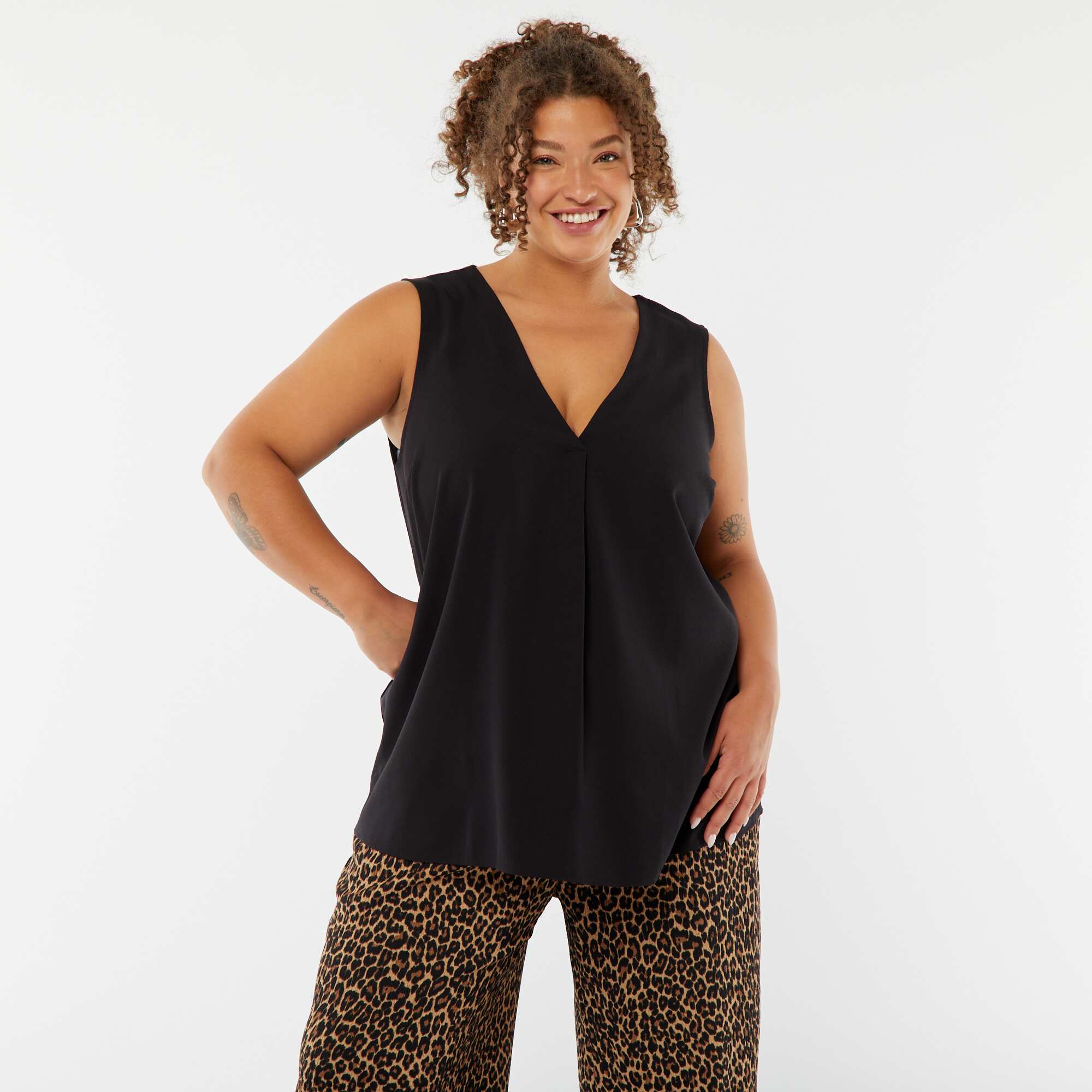 Plain blouse with decorative stitching on the collar BLACK - Image 4