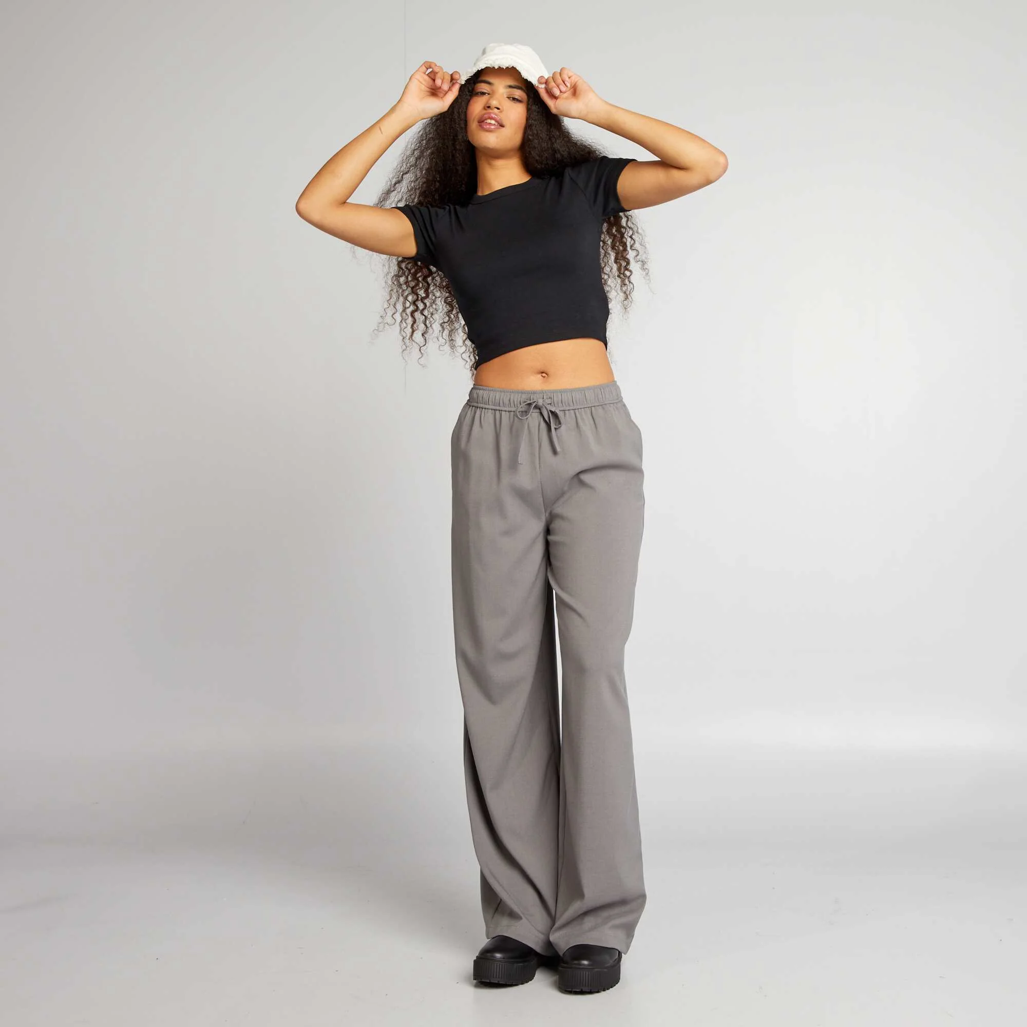 Short-sleeved cropped T-shirt black - Image 2