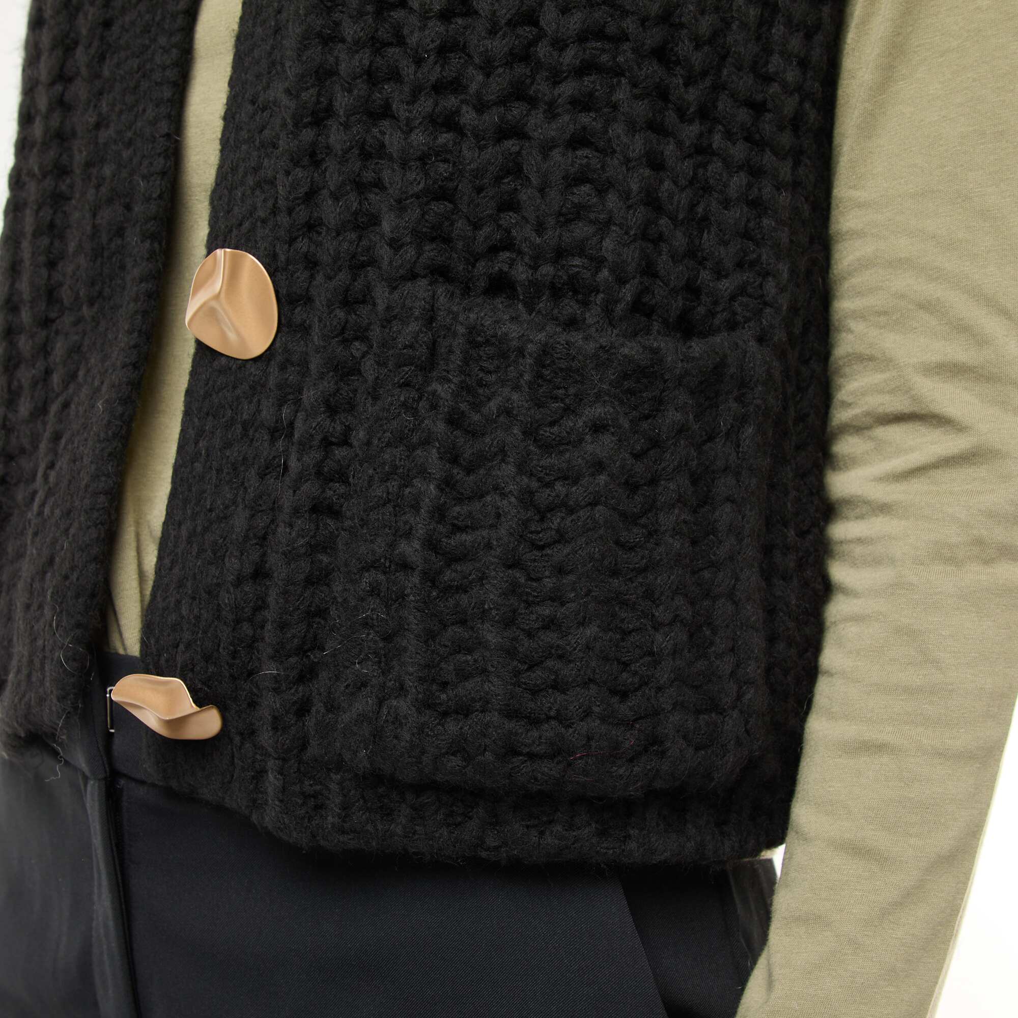 Sleeveless Cardigan with Large Hammered Button Opening BLACK - Image 5
