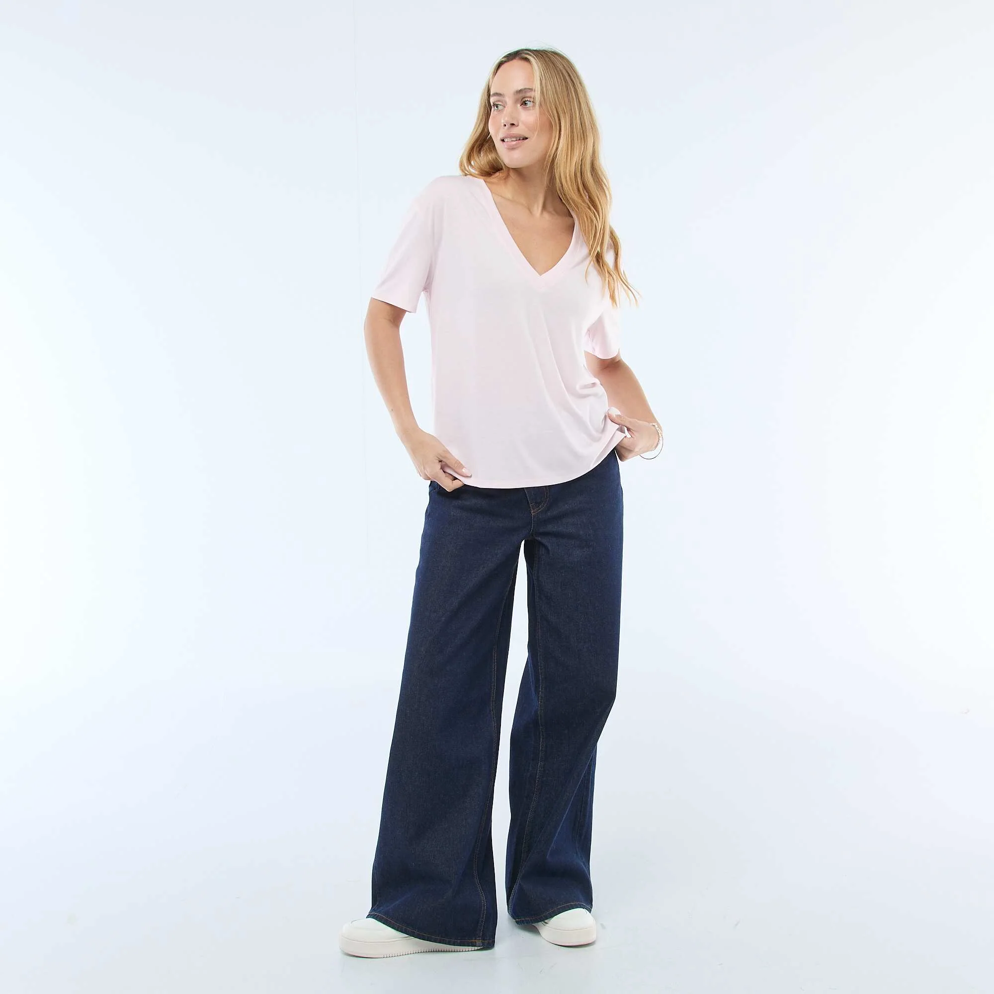 T-shirt with short sleeves and V-neckline PINK - Image 2