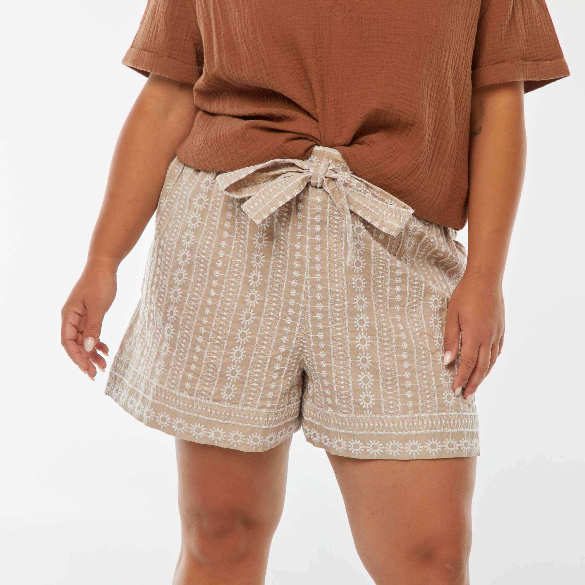 Wide-leg shorts with embroidered pattern and built-in belt BEIGE - Image 4